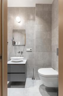 Charming Central Apartment with Rooftop View - Riga - 6