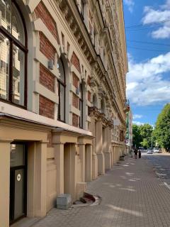 Charming Central Apartment with Rooftop View - Riga - 3