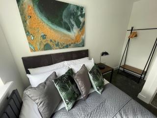Brand New High Spec House with Parking & Wi-Fi By Home Away From Home - B - Newcastle under Lyme - 4