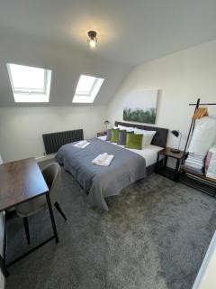 Brand New High Spec House with Parking & Wi-Fi By Home Away From Home - B - Newcastle under Lyme - 3