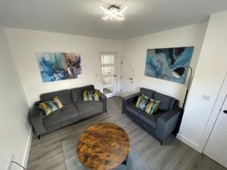 Brand New High Spec House with Parking & Wi-Fi By Home Away From Home - B - Newcastle under Lyme - 0