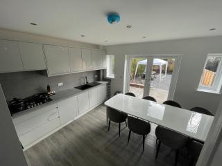Brand New High Spec House with Parking & Wi-Fi By Home Away From Home - B - Newcastle under Lyme - 6