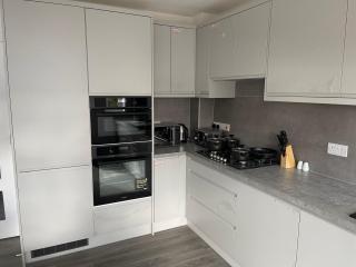 Brand New High Spec House with Parking & Wi-Fi By Home Away From Home - B - Newcastle under Lyme - 7