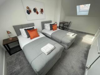 3 Bedroom New House with Wi-Fi Sleep 5 By Home Away From Home -B - Newcastle under Lyme - 3