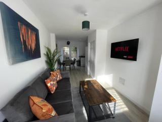 3 Bedroom New House with Wi-Fi Sleep 5 By Home Away From Home -B - Newcastle under Lyme - 7
