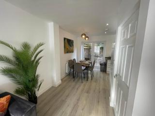 3 Bedroom New House with Wi-Fi Sleep 5 By Home Away From Home -B - Newcastle under Lyme - 4