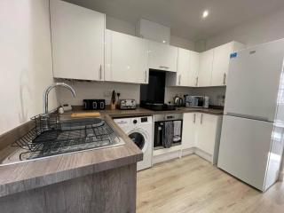 3 Bedroom New House with Wi-Fi Sleep 5 By Home Away From Home -B - Newcastle under Lyme - 5