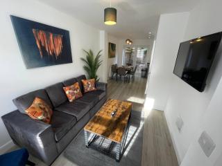 3 Bedroom New House with Wi-Fi Sleep 5 By Home Away From Home -B - Newcastle under Lyme - 8