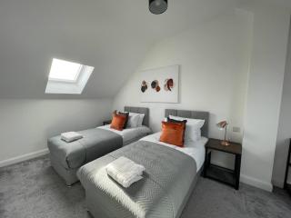 3 Bedroom New House with Wi-Fi Sleep 5 By Home Away From Home -B - Newcastle under Lyme - 2