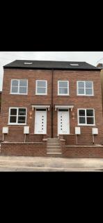 3 Bedroom New House with Wi-Fi Sleep 5 By Home Away From Home -B - Newcastle under Lyme - 0