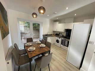 3 Bedroom New House with Wi-Fi Sleep 5 By Home Away From Home -B - Newcastle under Lyme - 6