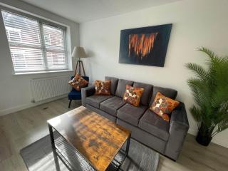 3 Bedroom New House with Wi-Fi Sleep 5 By Home Away From Home -B - Newcastle under Lyme - 9
