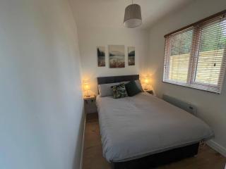 1-Bed Cosy Cottage near Emerald Park - Sleeps 5 - 9