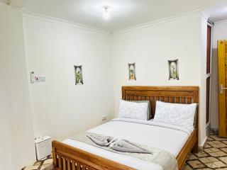 1BDM Aptmt near Victoria place- lively busy area- along the roadside - 5