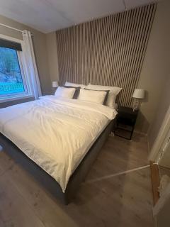 Cozy Modern Apartment with Stunning Views & Central Location - 2