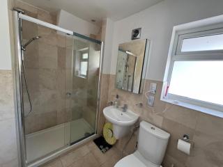 4 to 5 Bedroom beautiful holiday home London sleeps 9-central Links - 2
