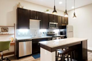 Unbeatable Location Golden Condo - Walk Everywhere - 7