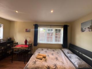 Studio-1-Staines/Heathrow/London-own entrance - Staines - 1
