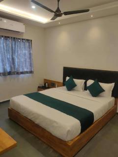 Hotel Fun Imperial Morbi - 0