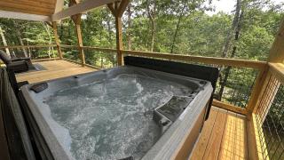Ultimate Couples Retreat w Fenced Yard for Pet - Cleveland - 0
