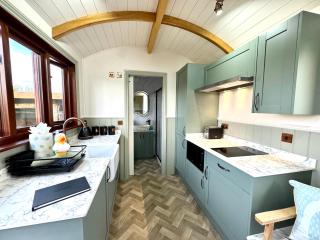 Copper Beech Executive Shepherds Hut - 6