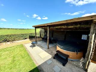 Copper Beech Executive Shepherds Hut - 5