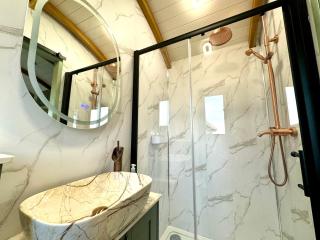 Copper Beech Executive Shepherds Hut - 2