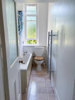Sunny Scandi Edinburgh Retreat 1BR, Close to Murrayfield and Convenient Transportation to City Centre - Edinburgh - 6