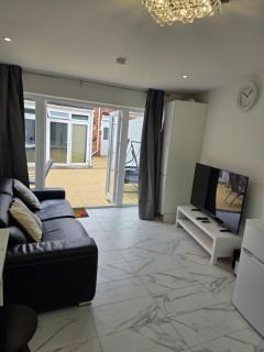 Moonlight Ensuite - Netherton - 9
