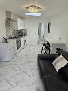 Moonlight Ensuite - Netherton - 2