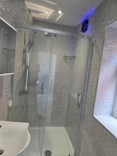 Moonlight Ensuite - Netherton - 1