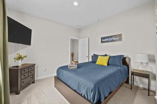 Modern, newer home, King bed, near Indianapolis - 7
