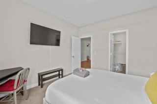 Modern, newer home, King bed, near Indianapolis - 3