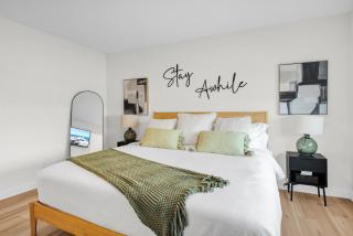 Trendy & Spacious Sleeps 9 AC Db Garage - Edmonton - 0