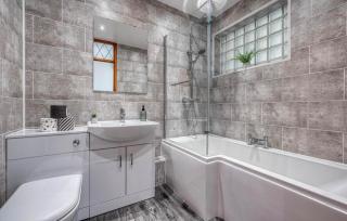 3Bedroom House Sleeps 6 Bradford - - 6