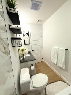 Luxe Stay with a Designer Touch - Calgary - 2
