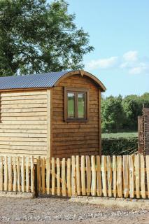 Luxury Shepherds Hut, Hot Tub & Fenced Garden - - 9
