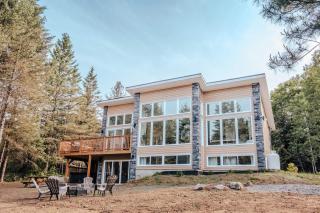 Modern Waterfront Cottage on the Rouge River & Spa - Rivière-Rouge - 0