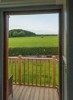 Luxury Shepherds Hut, Hot Tub & Fenced Garden - - 7