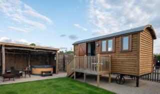 Luxury Shepherds Hut, Hot Tub & Fenced Garden - - 8