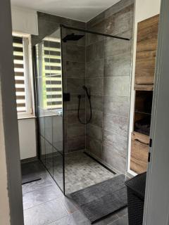 Moderne Zimmer nähe A3 - 1