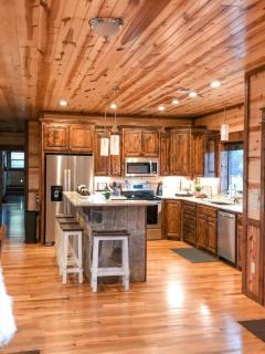Stone Mountain Lodg Luxurious Rustic Retreat - 3