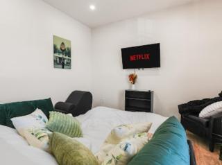 The WorkNest Stylish Stay w Desk & Fast Wi-Fi - Laredo - 8