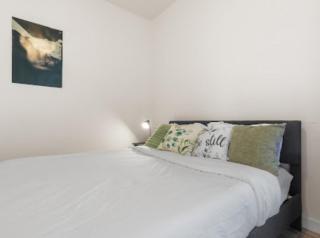 The WorkNest Stylish Stay w Desk & Fast Wi-Fi - Laredo - 5