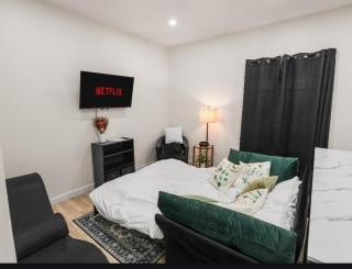 The WorkNest Stylish Stay w Desk & Fast Wi-Fi - Laredo - 3