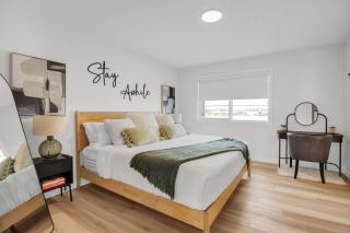 Luxury AC Sleeps 7 - Edmonton - 9
