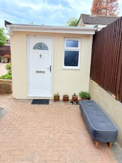 The Garden Studio - Private Detached Studio with Ensuite Cozy and Self-Contained - Luton - 0