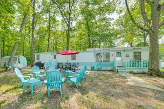 Walk to Manistee Lake Retro Cottage with Fire Pit! - Kalkaska - 9