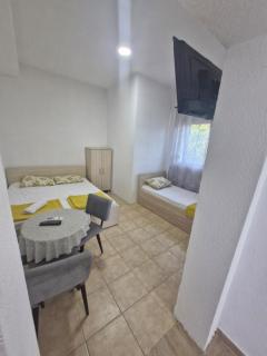 Apartments and Studios J&T UPCHEVI - Star Dojran - 0