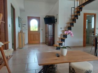 Gite au calme, sur domaine vinicole avec piscine chauffée partagée idéal rando et vélo - 1